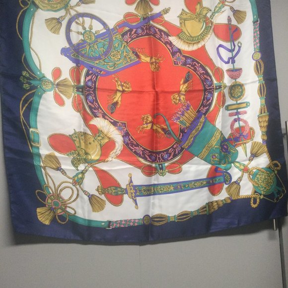 Stunning designer inspired square scarf - Picture 3 of 3